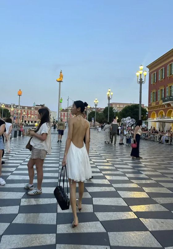 소유, 프랑스 길거리서 등 전체 노출 드레스…파격 그 자체