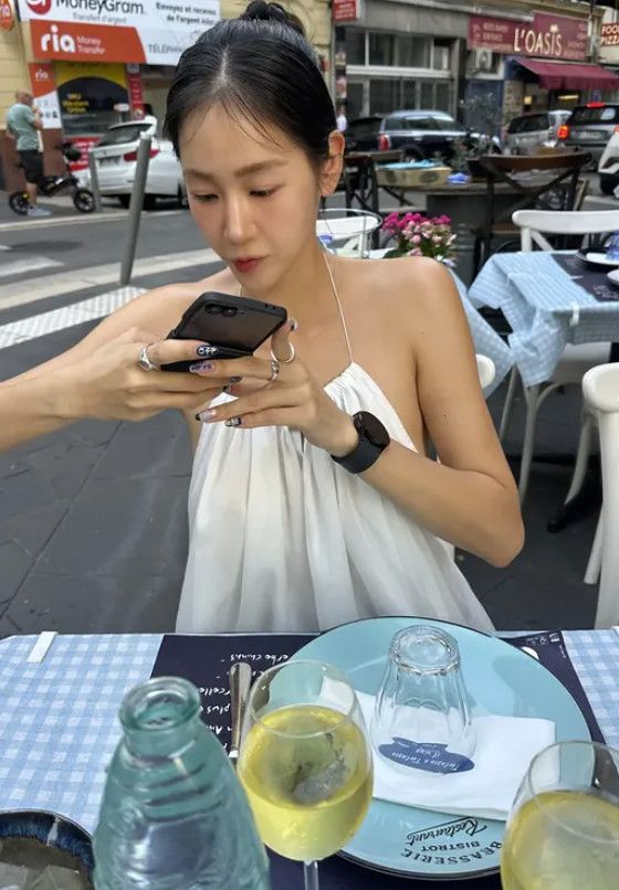 소유, 프랑스 길거리서 등 전체 노출 드레스…파격 그 자체