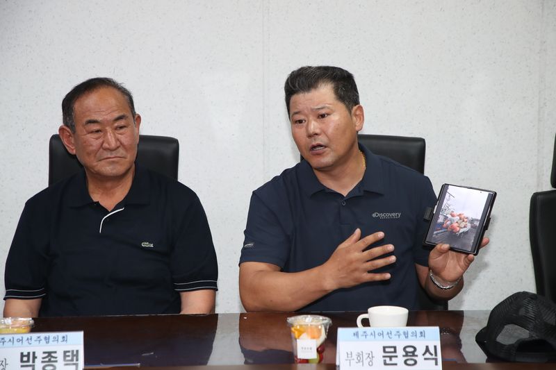 문용식 제주시어선주협의회 부회장이 6일 제주시수협에서 열린 간담회에서 휴대전화 화면을 보여주며 수산업 현장의 어려움을 설명하고 있다. 어업인들은 고유가와 출어 경비 상승, 인력난, 해양쓰레기 문제 등에 대한 실질적인 지원책 마련을 요구했다. /사진=제주특별자치도의회 제공