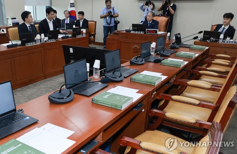 송기헌 과방위원장, 국민의힘 불참 속 첫 회의 진행 (출처=연합뉴스)