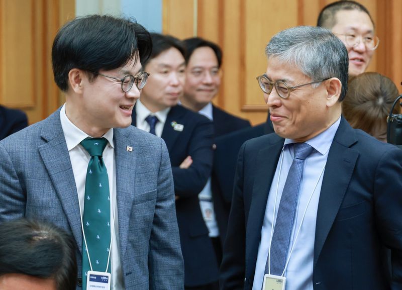 [서울=뉴시스] 조성봉 기자 = 김정관 산업통상부 장관과 김용관 삼성전자 사장이 6일 청와대에서 열린 메가프로젝트 민관합동 점검회의에서 대화하고 있다. 2026.07.06. suncho21@newsis.com