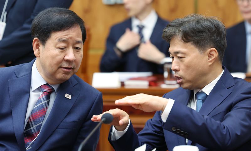 [서울=뉴시스] 조성봉 기자 = 구윤철 경제부총리 겸 재정경제부 장관과 곽노정 하이닉스 대표이사가 6일 청와대에서 열린 메가프로젝트 민관합동 점검회의에서 대화하고 있다. 2026.07.06. suncho21@newsis.com