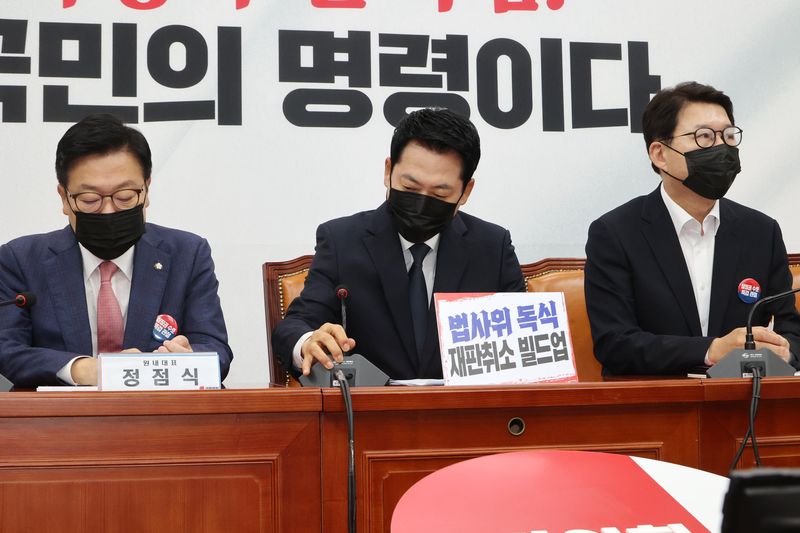 장동혁 국민의힘 대표와 지도부가 6일 서울 여의도 국회에서 열린 최고위원회의에서 내일부터 시행될 개정 정보통신망법, 소위 '입틀막법'에 항의하며 검은색 마스크를 쓰고 있다. 사진=박범준 기자
