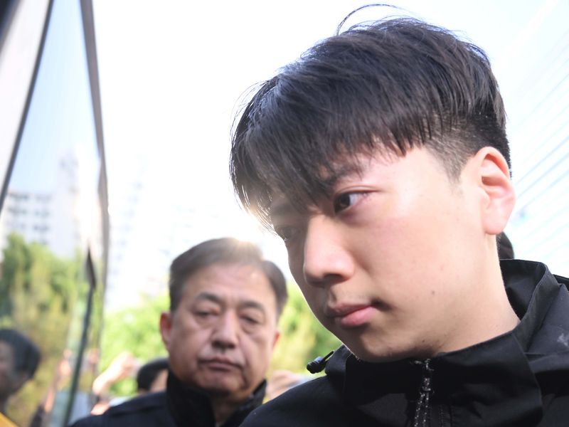 지난 5월 살인 혐의 등을 받는 장윤기(23)가 광주 서구 서부경찰서에서 검찰로 송치되고 있다. 뉴시스