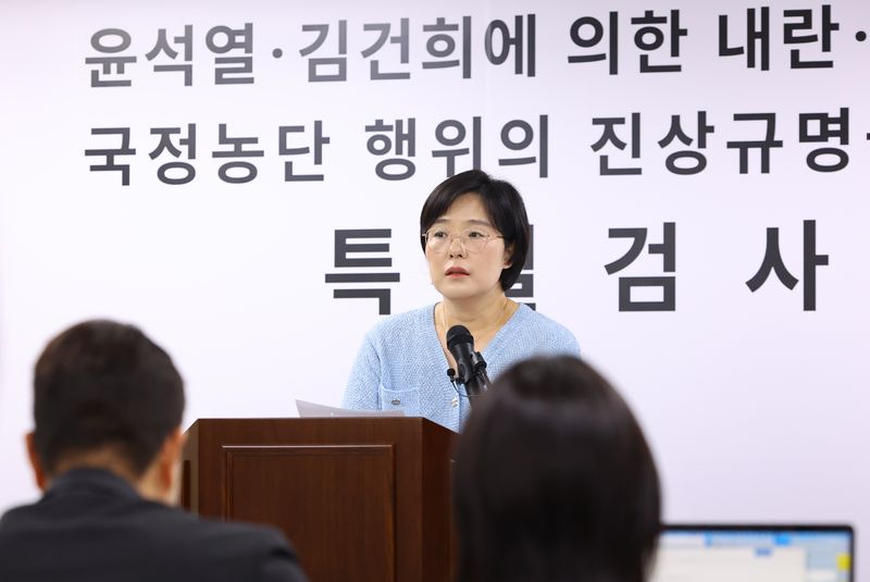 권창영 2차 종합특검팀의 김지미 특검보가 6일 오후 경기 과천시 2차 종합특검팀 사무실 브리핑룸에서 정례 브리핑을 하고 있다. 뉴시스