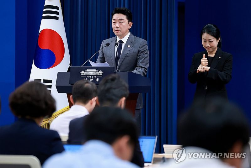메가프로젝트 민관합동 점검회의 결과 브리핑하는 강훈식 비서실장 (출처=연합뉴스)