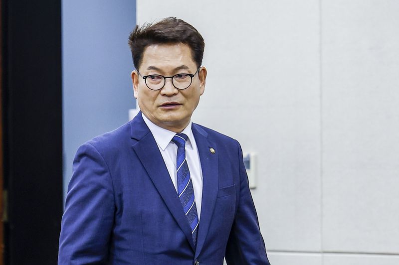 송영길 더불어민주당 의원이 6일 서울 여의도 국회에서 열린 국방위원회 전체회의에 참석하고 있다. 뉴시스