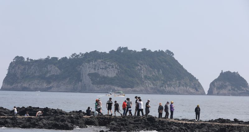 서귀포 앞바다의 범섬 전경. 서로 다른 두 지점에서 채취한 암석 시료를 분석한 결과 모두 80만4000±4000년으로 같은 연대가 측정돼 분석의 재현성이 확인됐다. /사진=뉴시스