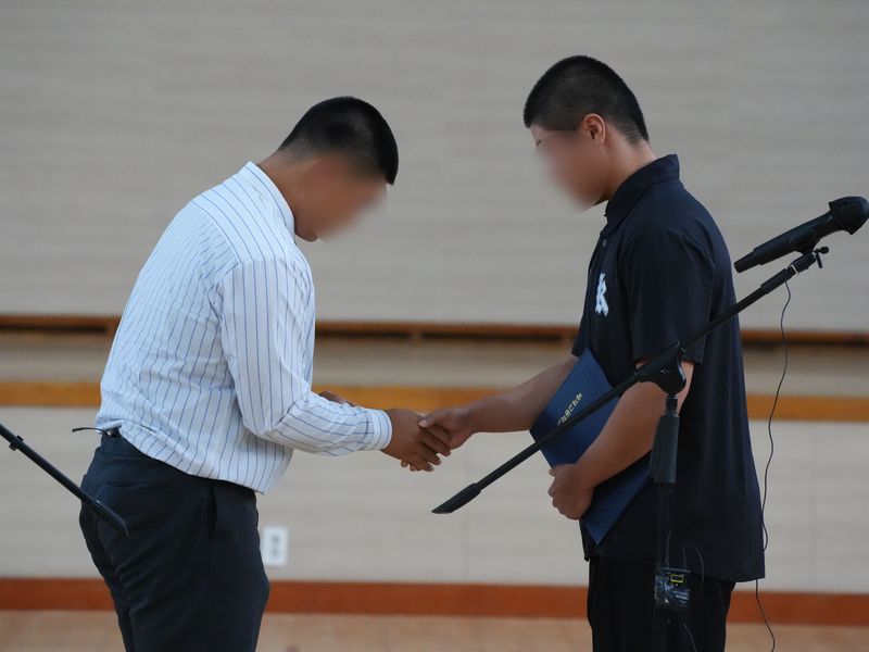 5·18민주화운동 조롱성 응원으로 논란을 빚은 서울 배재고 야구부 학생주장이 6일 광주제일고를 방문해 야구부 주장에게 사과문을 전달하고 있다. 2026.7.6 ⓒ 뉴스1 김태성 기자