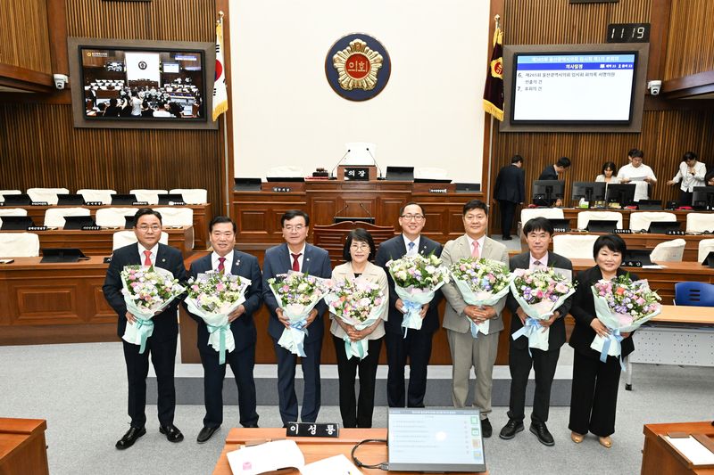 제9대 울산시의회 의장단 및 상임위원장. 왼쪽에서부터 권태호 문화복지환경위원장, 이장걸 행정자치위원장 ,홍성우 부의장, 이영해 의장, 손근호 부의장, 공진혁 의회운영위원장, 백현조 산업건설위원장, 강혜순 교육위원장. 울산시의회 제공