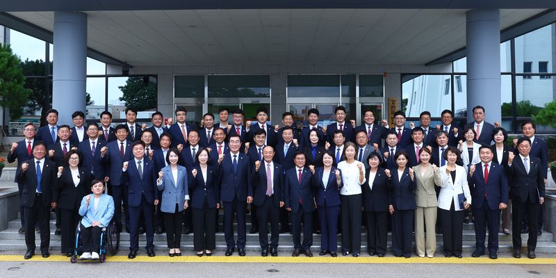 제12대 강원특별자치도의회가 6일 제347회 임시회 제1차 본회의를 열고 4년간의 의정 대장정에 첫발을 뗐다. 강원도의회 제공