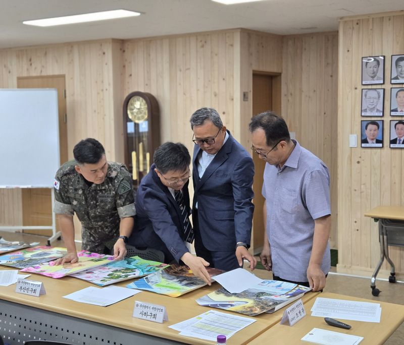 심사위원들이 출품된 '제14회 호국문예대회' 작품들을 꼼꼼히 살펴보고 있다. 부산광역시재향군인회 제공