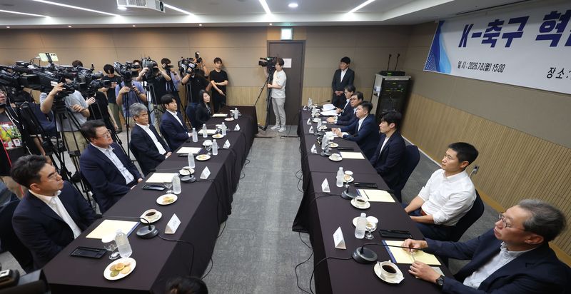 박지성 K-축구 혁신위원회 공동위원장이 6일 오후 서울 송파구 올림픽파크텔에서 열린 K-축구혁신위원회 출범식에서 발언하고 있다.뉴시스