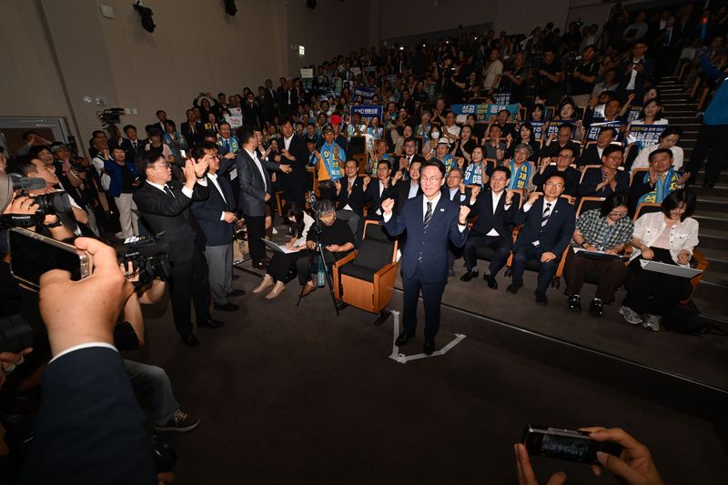 [전남광주=뉴시스] 이영주 기자 = 김민석 전 국무총리가 6일 오전 전남광주 동구 전일빌딩 245에서 더불어민주당 당대표 선거 출마 선언을 하고 있다. 2026.07.06. leeyj2578@newsis.com
