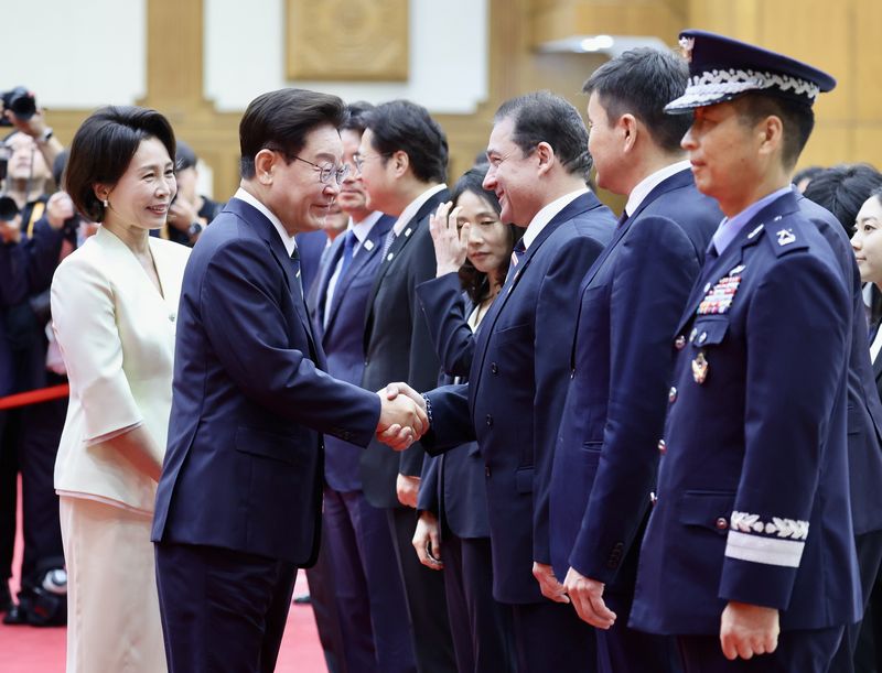 북대서양조약기구(NATO·나토) 정상회의 참석과 몽골 국빈 방문을 위해 출국하는 이재명 대통령이 7일 성남 서울공항에서 환송 나온 살리 무랏 타메르 주한 튀르키예 대사와 인사하고 있다. 연합뉴스