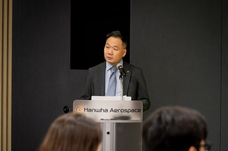 지난 6일 한화에어로스페이스 창원1사업장에서 진행된 '국산 장수명 항공엔진 최초 공개 미디어행사'에서 김선 한화에어로스페이스 항공사업부장이 환영사를 하고 있다. 한화그룹 제공