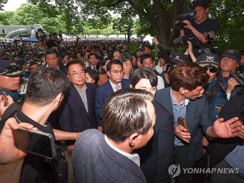 현장 조사 위해 올림픽공원 개표소 진입하는 선관위 국조특위 (출처=연합뉴스)