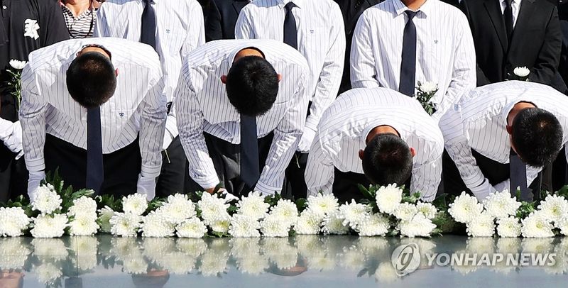 지난 7월 6일 오후 전남광주통합특별시 북구 국립 5·18 민주묘지에서 배재고등학교 야구부 학생들이 참배하고 있다. /사진=연합뉴스