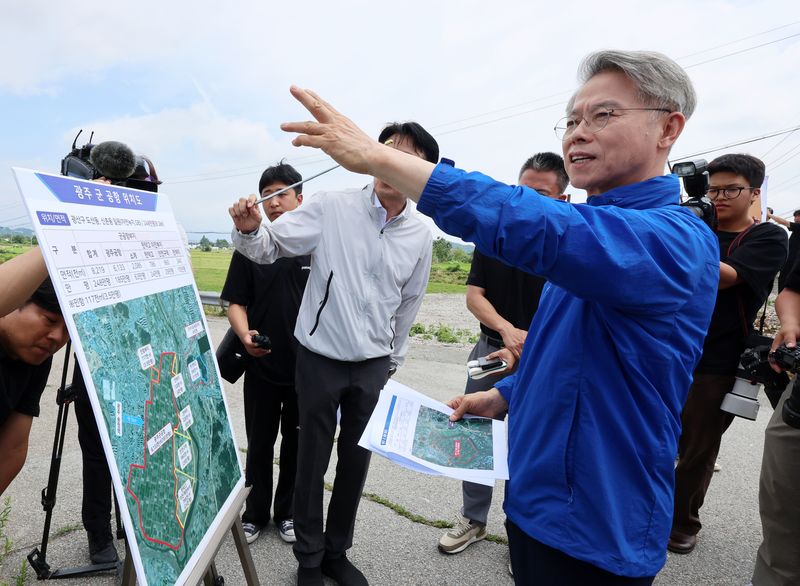 민형배 전남광주통합특별시장이 7일 광주 군공항 인근 공군 탄약고 부지를 점검하고 있다. 정부는 호남권 반도체 클러스터 부지로 광주 군공항을 선정했다. 연합뉴스