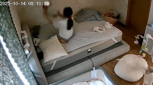 검찰이 확보한 홈캠 영상 속에서 친모 A 씨가 생후 4개월된 해든이(가명)를 들어 내려치는 모습이 담겨 있다. A 씨는 아동학대살해 혐의로 재판을 받고 있다. 출처=광주지검 순천지청 제공, 뉴스1