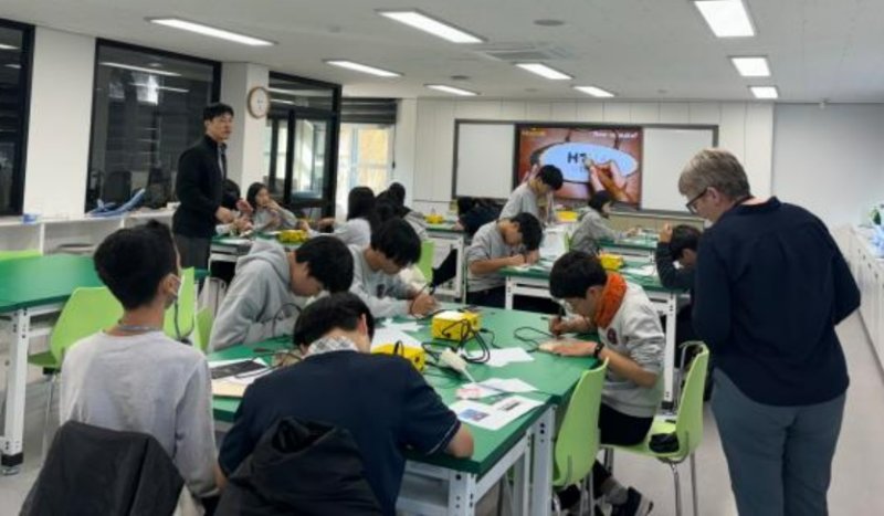 IB 평가단이 2023년 12월 성산중학교에서 중학교 과정(MYP) 수업을 참관하고 있다. 제주 공교육의 IB 실험은 표선고 DP에 그치지 않고 초등학교 PYP와 중학교 MYP로 확대되며 학교급을 잇는 교육체제로 넓어지고 있다. /사진=성산중학교 제공