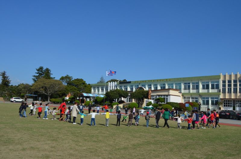 서귀포시 성산읍 풍천초등학교에서 학생과 교직원, 지역 구성원들이 함께하고 있다. 풍천초는 2023년 IB 초등과정(PYP) 월드스쿨 승인을 받으며 제주 공교육의 IB 실험이 초등학교 단계까지 확대되는 흐름을 보여줬다. /사진=제주특별자치도교육청 제공