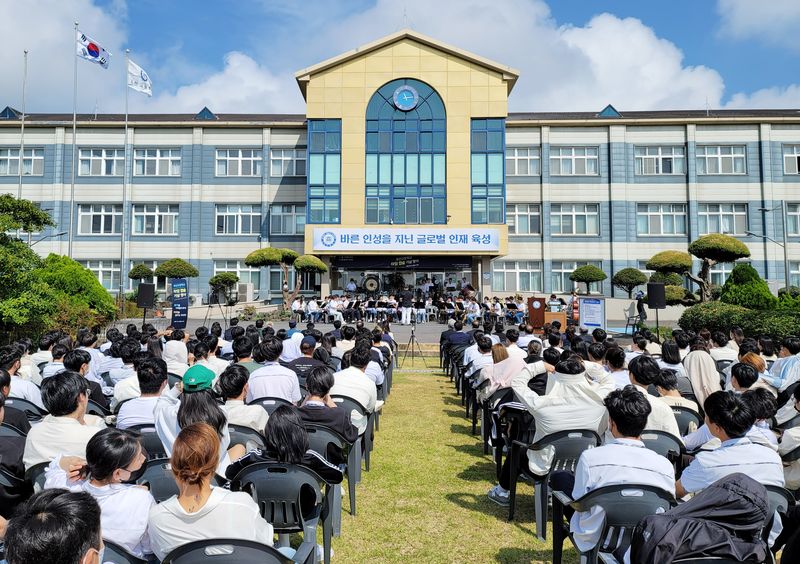 표선고등학교 학생과 교직원 등이 2022년 10월 학교 운동장에서 열린 타임캡슐 기념행사에 참여하고 있다. 제주 공립 일반고 첫 IB 월드스쿨인 표선고는 학교 경쟁력 상승과 함께 지역 학생의 진학 기회, 대학입시 연계라는 새로운 과제를 안고 있다. /사진=표선고등학교 제공