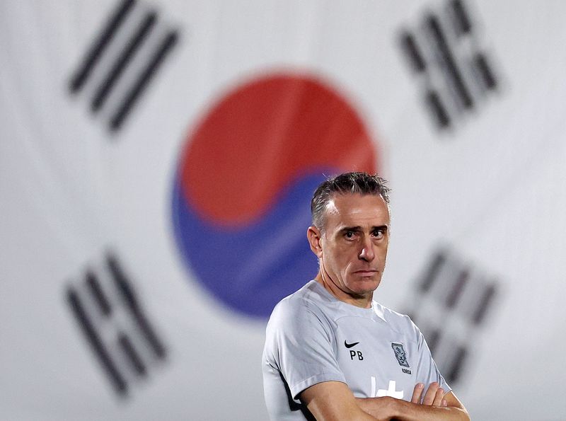 [도하(카타르)=뉴시스] 조성우 기자 = 대한민국 축구대표팀 파울루 벤투 감독이 29일(현지시간) 오후 카타르 도하 알 에글라 트레이닝센터에서 선수들 훈련을 지켜보고 있다. 2022.11.29. xconfind@newsis.com