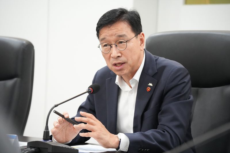 위성곤 제주특별자치도지사가 7일 제주도청 삼다홀에서 열린 주간정책회의에서 민선 9기 회의 운영 개편 방향을 설명하고 있다. 위 지사는 자료 작성 부담을 줄이되 회의가 현안 조정과 의사결정, 정책 실행으로 이어져야 한다고 강조했다. /사진=제주특별자치도 제공