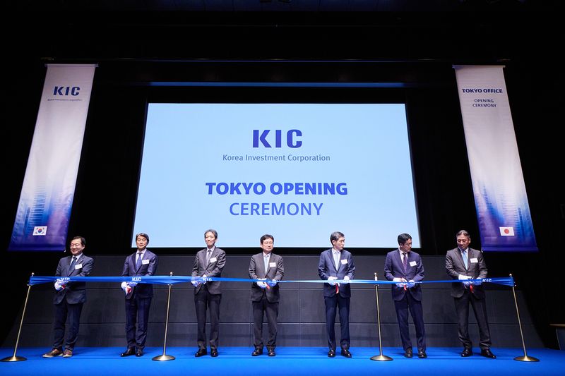 7일 일본 도쿄 마루노우치에서 열린 한국투자공사(KIC) 도쿄지사 개소식에서 내외빈 참석자들이 테이프를 자르고 있다. 왼쪽부터 이창호 KIC 도쿄지사장, 히로 히라노 KKR재팬 대표, 미무라 아츠시 일본 재무성 재무관, 박일영 KIC 사장, 이혁 주일본 대한민국대사, 미요시 토시유키 일본 금융청 금융국제심의관, 가미오카 토모유키 미쓰비시UFJ파이낸셜그룹 집행역상무. KIC 제공