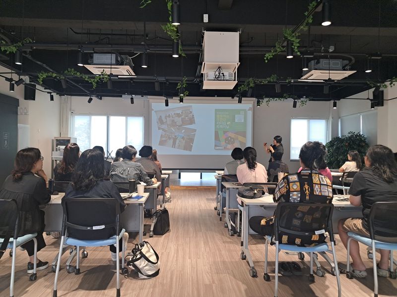 제주지역 양성평등교육·폭력예방교육 전문강사와 활동가들이 ‘주변인 접근법’의 교육현장 적용 방안을 배우고 있다. 이번 교육은 일방적인 강의보다 토론과 실습, 실제 사례 적용을 중심으로 진행됐다. /사진=제주양성평등교육센터 제공