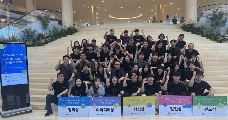 전국 5개 대학 학생과 관계자들이 ‘빛나는인재 AI Re-local 해커톤 창업캠프’를 마친 뒤 기념촬영을 하고 있다. 참가자들은 3박4일 동안 AI와 바이브 코딩을 활용해 제주지역 문제를 해결하는 앱과 서비스의 초기 모델을 개발했다. /사진=제주더큰내일센터 제공