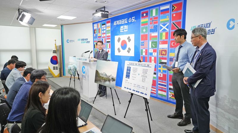 육동한 춘천시장이 7일 시청 브리핑룸에서 두산연수원 부지 숙박시설 개발사업의 추진 상황을 설명했다. 춘천시 제공