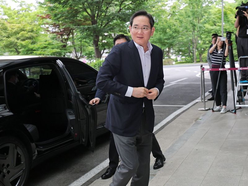 이재용 삼성전자 회장이 7일 미국 시애틀로 출국하기 위해 서울 김포비즈니스항공센터(SGBAC)에 들어서고 있다. 연합뉴스
