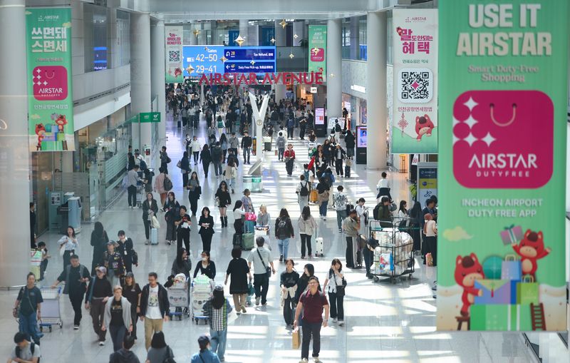 [인천공항=뉴시스] 황준선 기자 = 인천공항 면세구역에서 승객들이 이동하고 있다. 2026.04.16. hwang@newsis.com