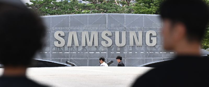 [수원=뉴시스] 김종택 기자 = 삼성전자는 7일 올해 2분기 잠정실적 공시를 통해 매출액 171조원, 영업이익 89조4000억원을 달성했다고 발표했다.매출은 전년 2분기(74조5700억원) 대비 129.31% 늘었고, 영업이익은 같은 기간 4조6800억원에서 1810.26% 급증했다. 사진은 이날 경기 수원시 영통구 삼성전자 수원본사 모습. 2026.07.07. jtk@newsis.com