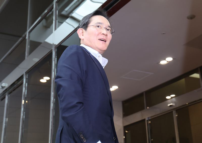 [서울=뉴시스] 박주성 기자 = 이재용 삼성전자 회장이 7일 서울 강서구 김포국제공항 비즈니스센터로 출국하고 있다. 이 회장은 '억만장자들의 여름캠프'로 불리는 미국 '선밸리 콘퍼런스'에 2년 연속 참석할 예정이다. 2026.07.07 park7691@newsis.com