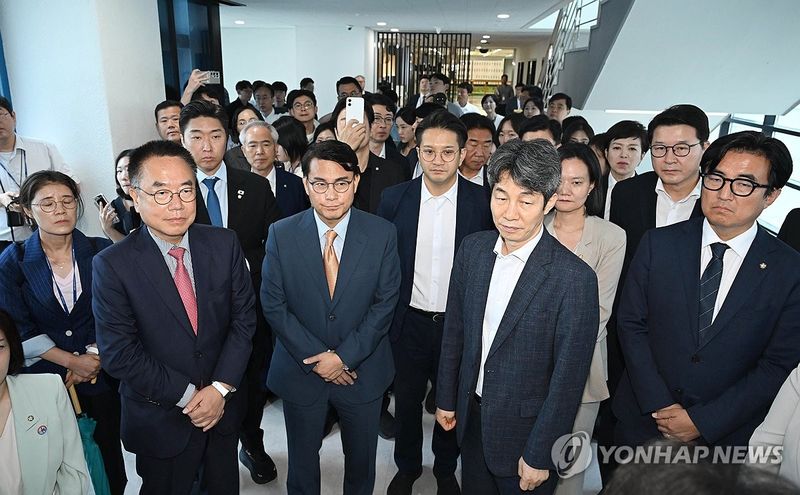 중앙선관위 전산실 향하는 국조특위 (출처=연합뉴스)