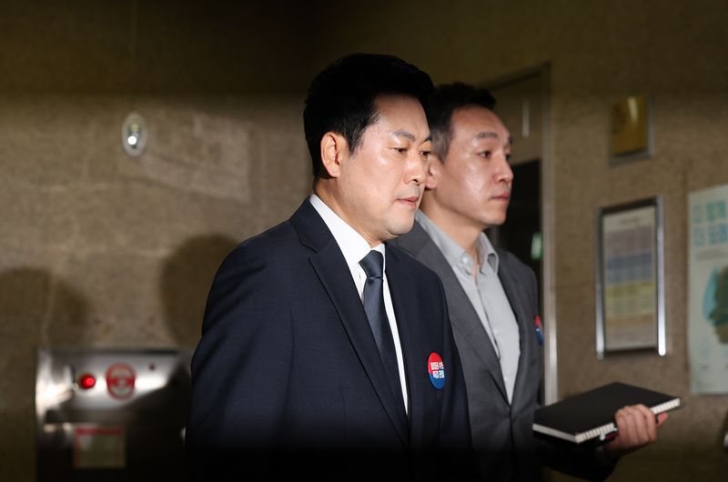 [서울=뉴시스] 김근수 기자 = 장동혁 국민의힘 대표가 6일 오전 서울 여의도 국회에서 최고위원회의에 참석하고 있다. 2026.07.06. ks@newsis.com