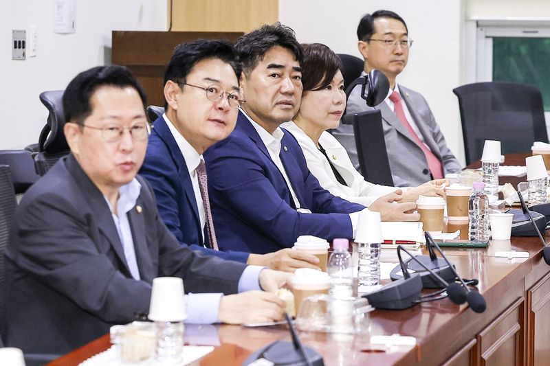 [서울=뉴시스] 정병혁 기자 = 이성권 국민의힘 의원을 비롯한 소속 의원들이 7일 서울 여의도 국회 의원회관에서 열린 대안과 미래 조찬모임에 참석해 있다. 2026.07.07. jhope@newsis.com