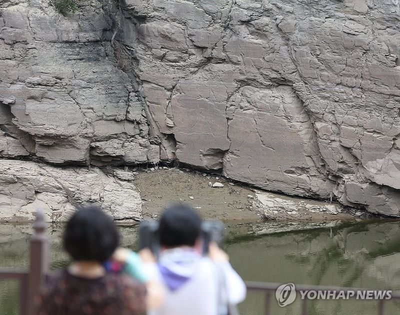 한 달여 만에 모습 드러낸 반구대 암각화 (출처=연합뉴스)