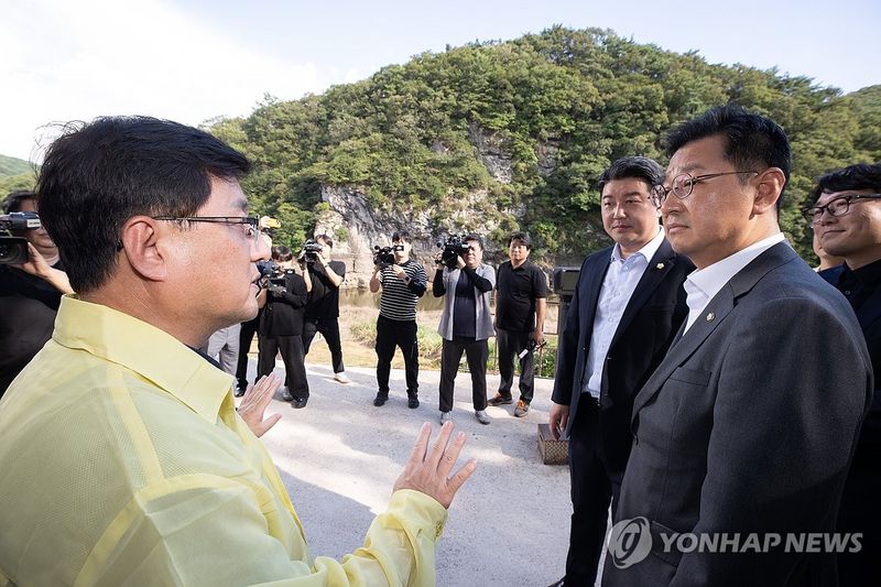 반구대 암각화 방문한 김성환 환경부 장관 (출처=연합뉴스)