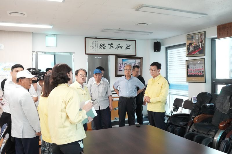 위성곤 제주특별자치도지사(오른쪽)가 7일 제주시 용담1동 남사경로당 무더위쉼터를 찾아 냉방시설과 운영 상황을 점검하고 있다. 제주도는 도내 632곳을 무더위쉼터로 지정하고 폭염이 집중되는 7월부터 9월까지 경로당에 특별 냉방비를 추가 지원한다. /사진=제주특별자치도 제공