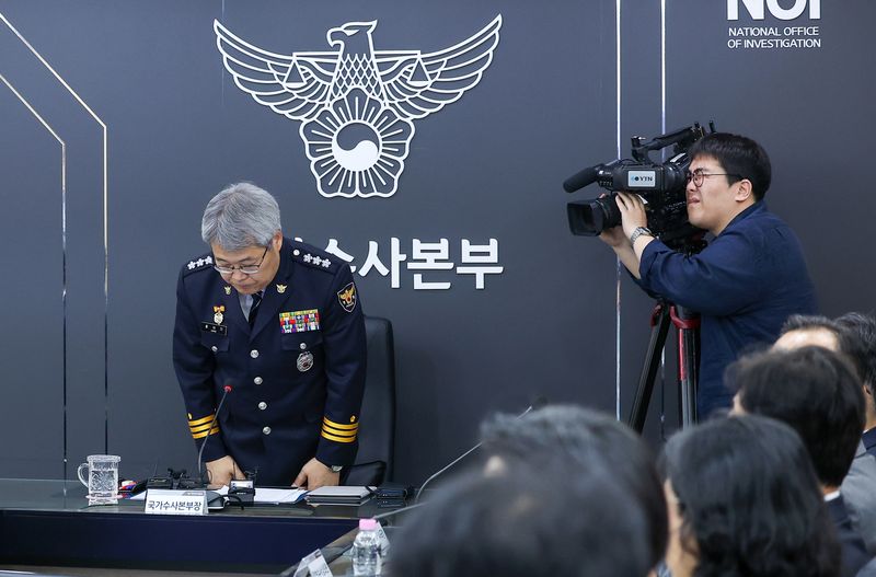 홍석기 신임 국가수사본부장이 3일 서울 서대문구 경찰청 국가수사본부에서 열린 전국 수사지휘부 화상회의에 앞서 인사말을 마친 후 인사하고 있다. 2026.7.3 ⓒ 뉴스1 김성진 기자
