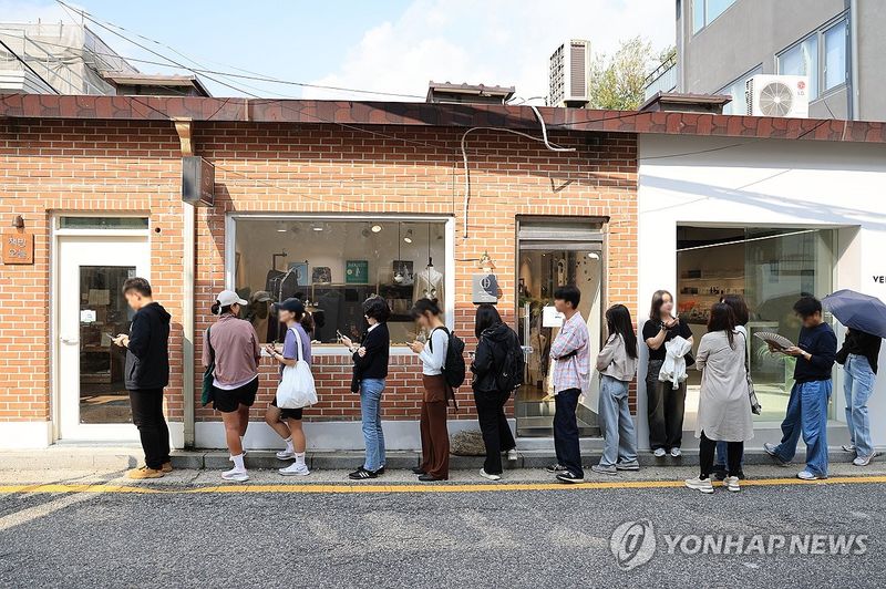 '한강책방' 책방오늘도 오픈런 행렬 (출처=연합뉴스)