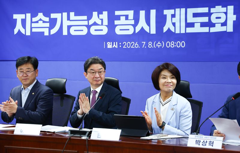 한정애(오른쪽) 더불어민주당 정책위원회 위원장과 이억원 금융위원회 위원장이 지난 7월 8일 오전 서울 여의도 의원회관에서 열린 지속가능성 공시 제도화 방안 관련 당정협의회에서 박수를 치고 있다. 뉴시스