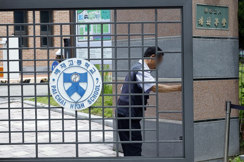7일 오후 서울시 강동구 배재고등학교에서 학교 관계자가 철문을 열고 있다. 배재고 선수들은 지난달 29일 서울 목동구장에서 열린 제81회 청룡기 전국고교야구선수권대회에서 상대 팀인 광주제일고를 향해 "스타벅스 가야지＂, ＂탱크데이＂ 등의 구호를 외쳐 논란이 됐다. 이에 대한야구소프트볼협회는 스포츠공정위원회를 열고 배재고 야구부에 전국대회 출전 정지 6개월 중징계를 내렸다. 배재고는 징계가 내려진 날로부터 일주일 이내로 대한체육회에 6개월 출전 정지 처분에 대한 재심을 신청할 수 있으며, 재심 신청 시한은 8일까지다. 2026.7.7