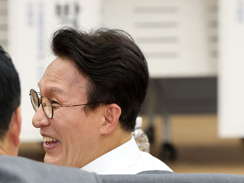 더불어민주당 당권 주자인 김민석 전 국무총리가 지난 7일 오후 서울 여의도 의원회관에서 열린 '균형발전을 넘어 지방주도성장으로' 토론회에서 미소를 보이고 있다. 뉴스1