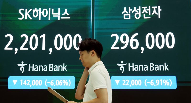 [서울=뉴시스] 박영태 기자 = 7일 오후 서울 중구 하나은행 본점 딜링룸 전광판에 삼성전자와 SK하이닉스의 종가가 표시되고 있다. 최대실적을 발표한 삼성전자는 6.92프로 하락한 296,000원에 마감됐다. 2026.07.07. since1999@newsis.com