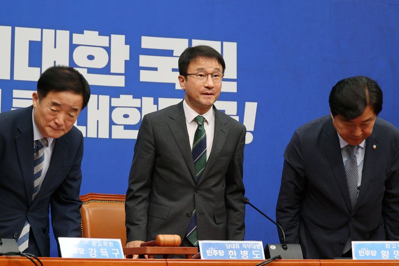 더불어민주당 한병도 대표 직무대행 겸 원내대표가 8일 국회에서 열린 최고위원회의에서 인사하고 있다. 사진=서동일 기자